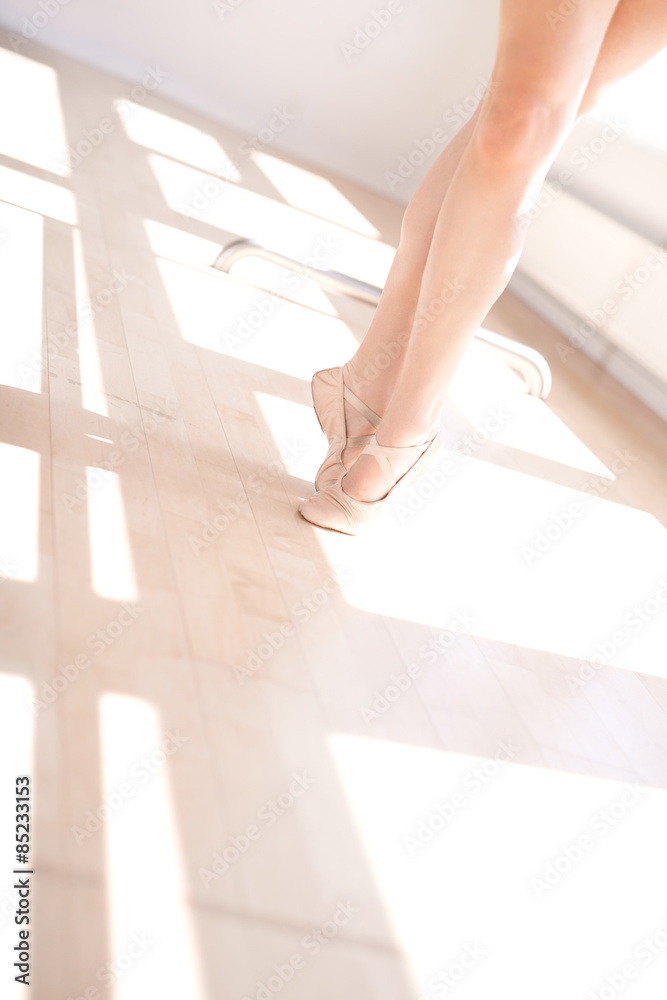 芭蕾舞演员在工作室里穿着芭蕾舞拖鞋