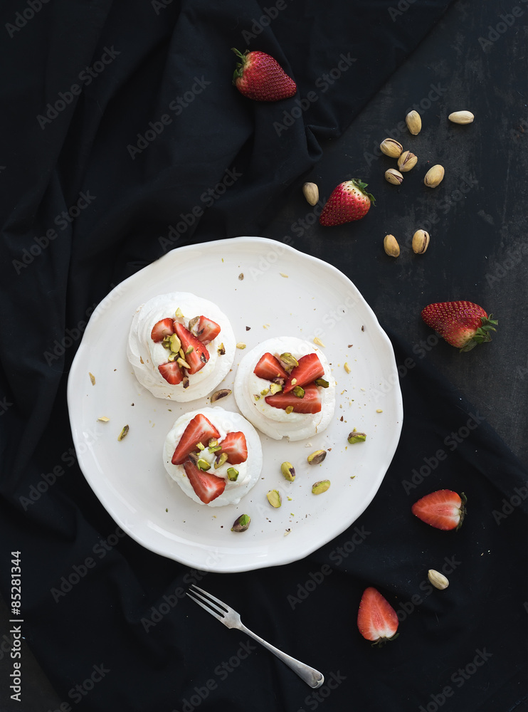 小草莓和开心果巴甫洛娃蛋白酥皮蛋糕