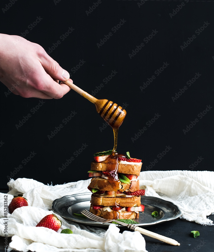 法式烤面包塔，配草莓、奶油奶酪和薄荷，手工制作