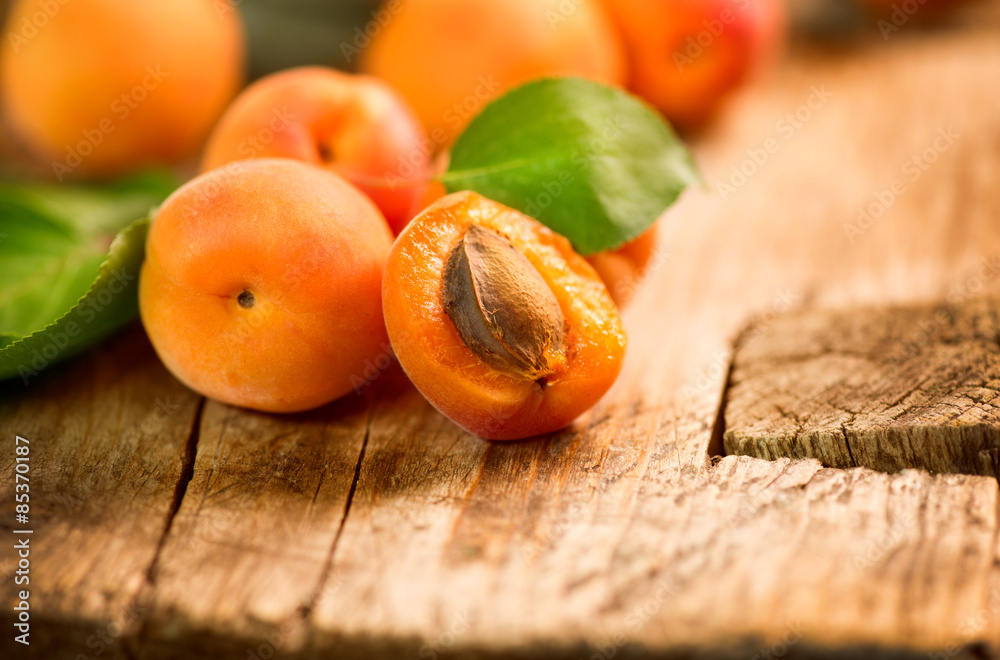 杏子。木质背景上的成熟有机杏子