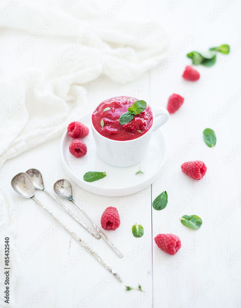 白勺薄荷叶树莓冰糕