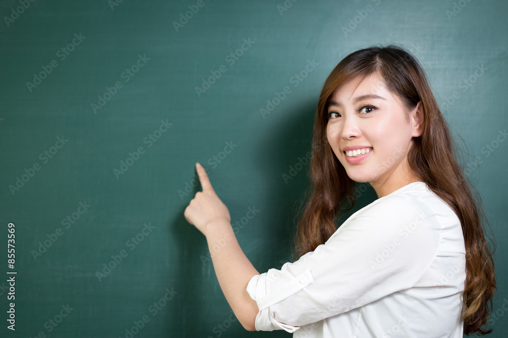 亚洲美女站在黑板前做手势