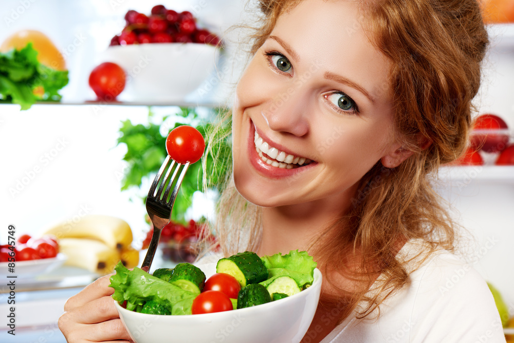 女人吃健康食品蔬菜素食沙拉关于冰箱