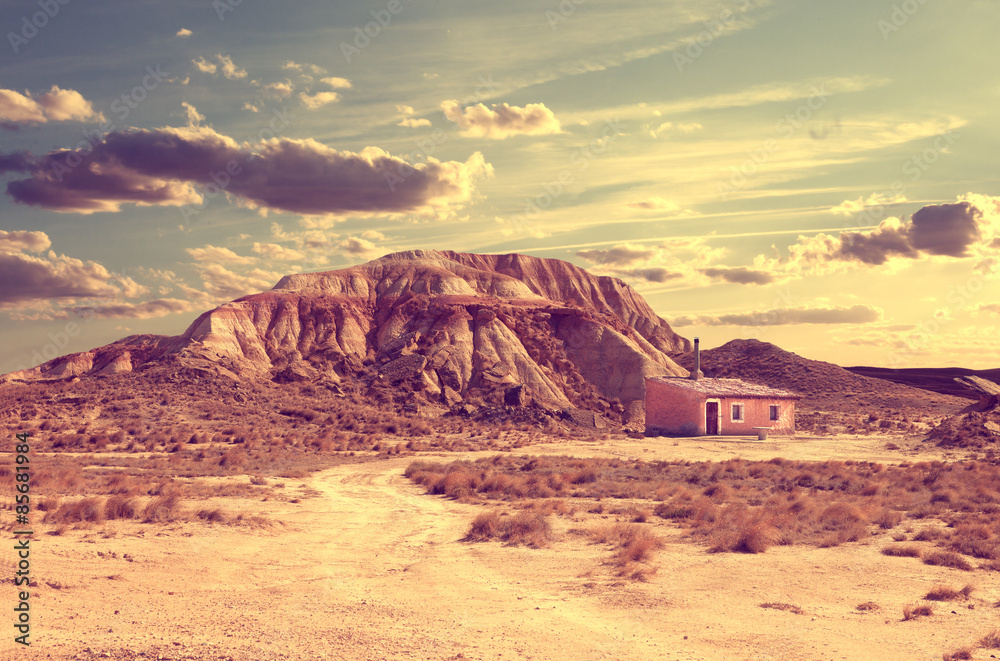 Paisaje y desierto.Aventuras en el desierto.Casa y camino