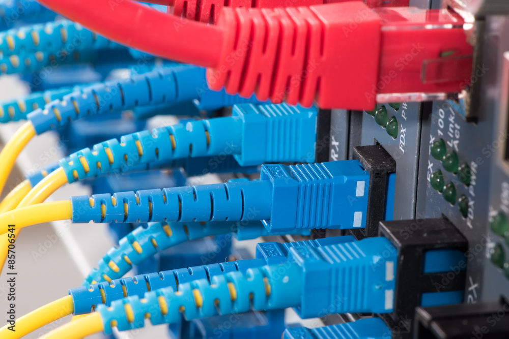 连接到光纤端口和UTP网络c的光缆