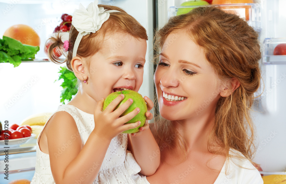 健康食品水果和蔬菜的幸福家庭母子