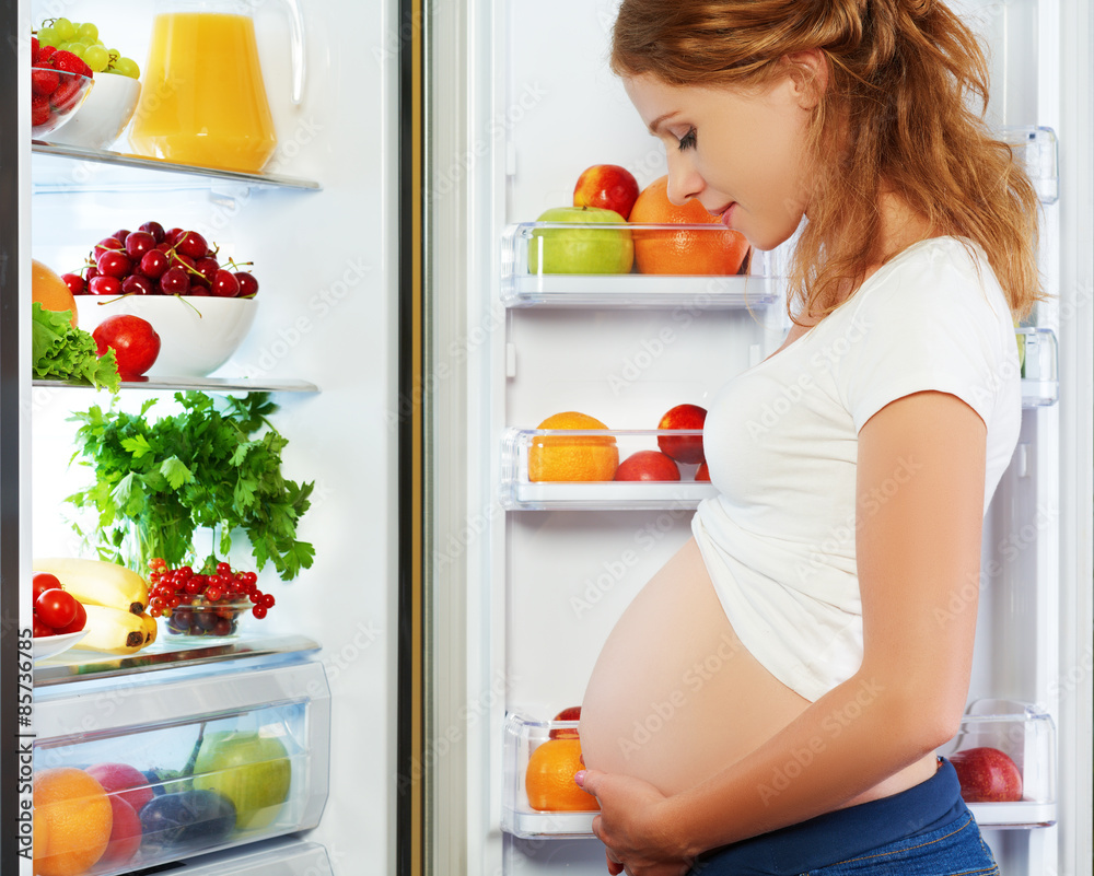 怀孕期间的营养和饮食。孕妇吃水果