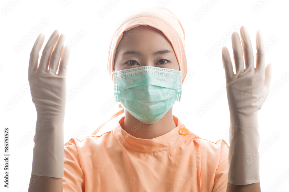 护士在明亮的房间里展示手套