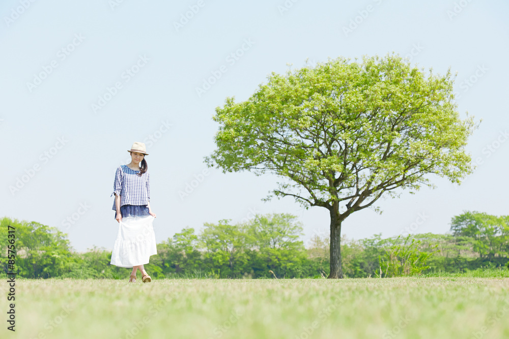 公園を散歩する女性