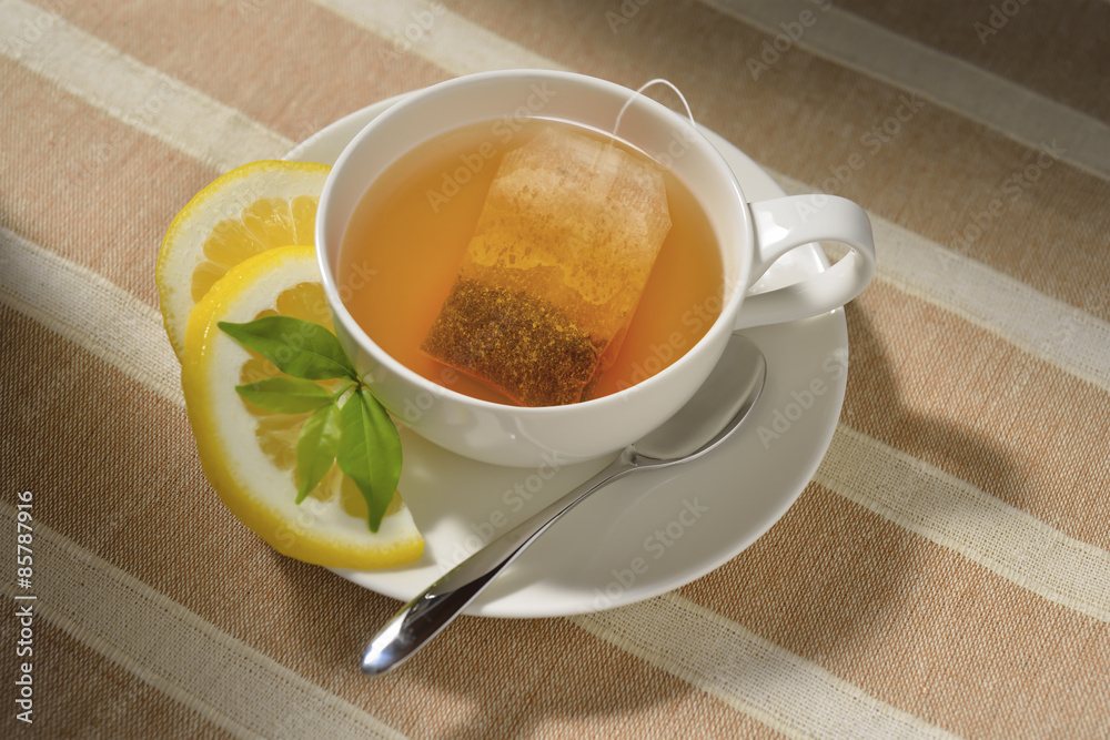 一杯茶，桌上有茶包和柠檬