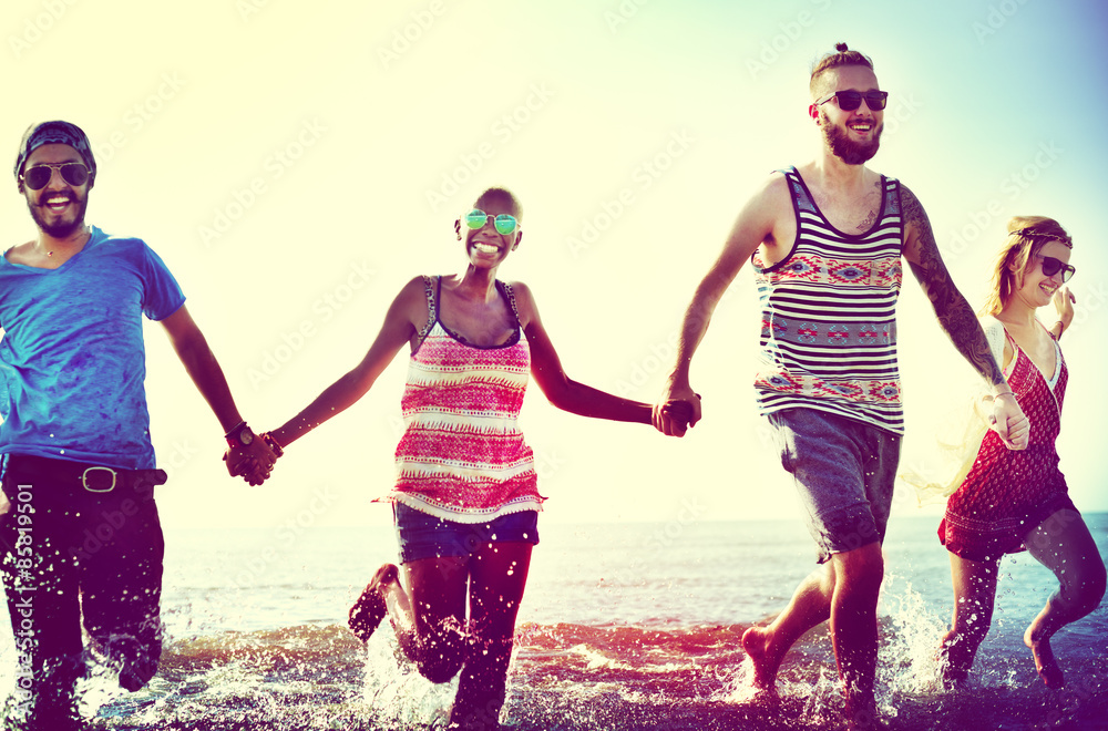 多元化海滩夏日朋友趣味跑步概念