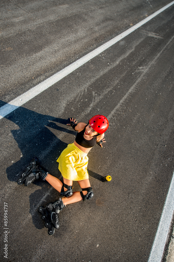 高速公路上带压路机的运动女性