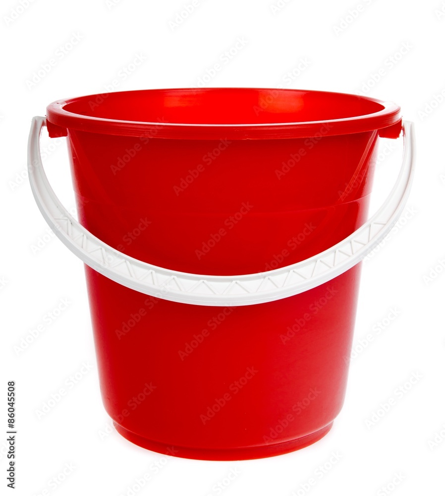 红色塑料桶。