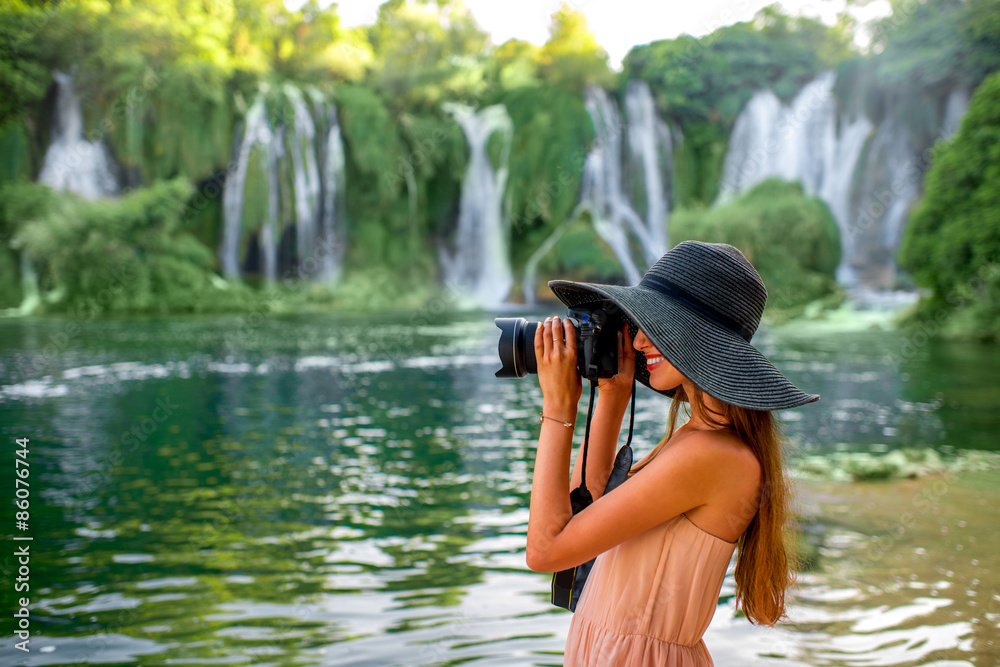 Kravica瀑布附近的女游客