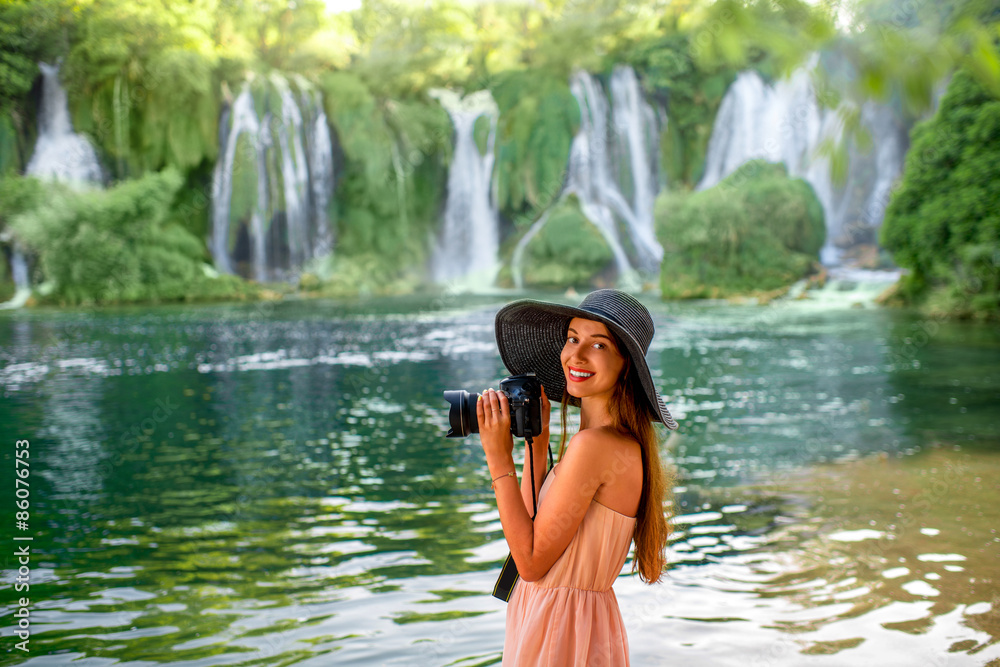 克拉维察瀑布附近的女性游客