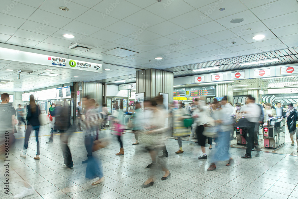 人们在日本东京新宿车站匆匆忙忙
