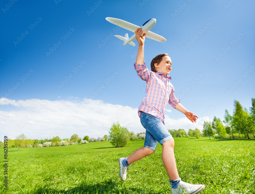 跑步时拿着飞机玩具的男孩
