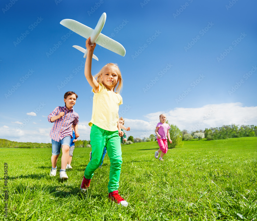 女孩与孩子和白色飞机玩具的特写