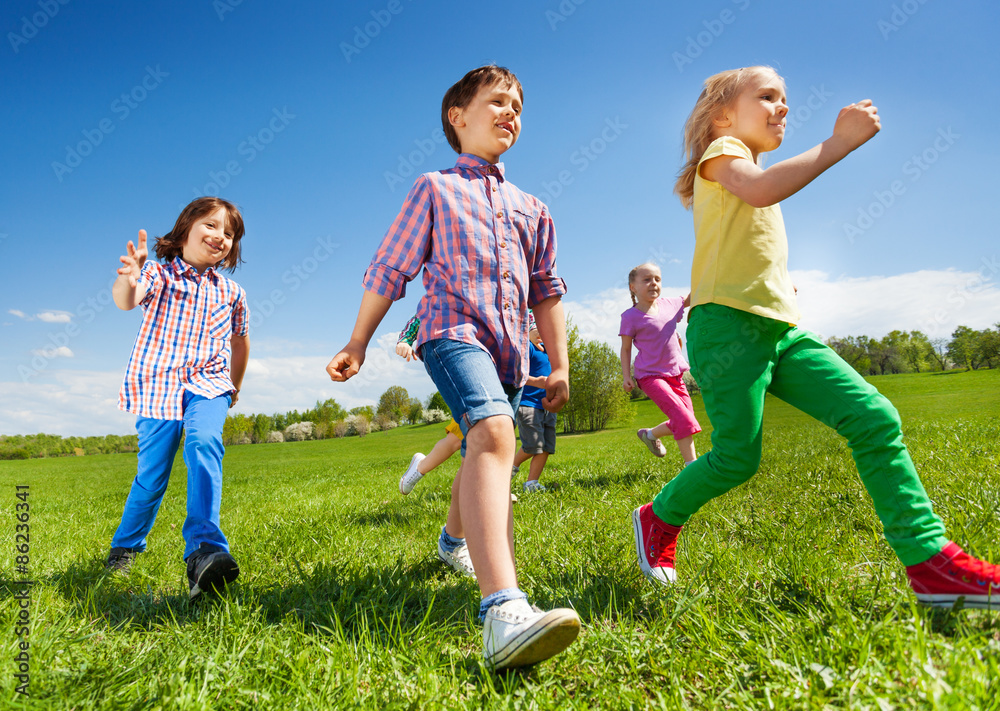 儿童在公园里跑步的俯视图