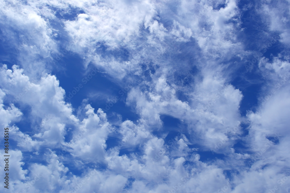 晴朗的深蓝色天空中的野生积云