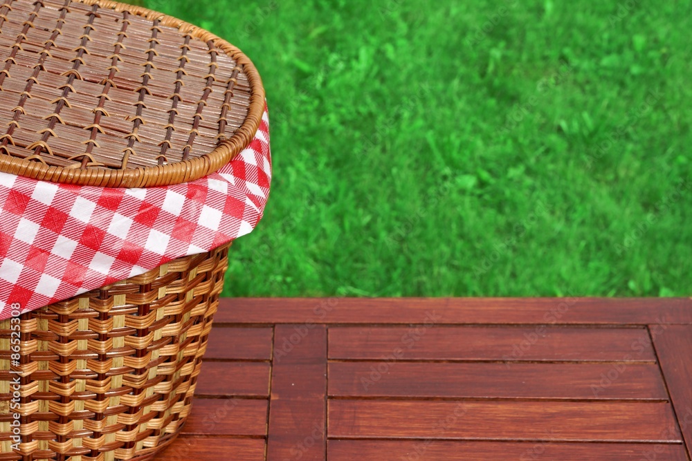 户外乡村木桌上的野餐篮特写
