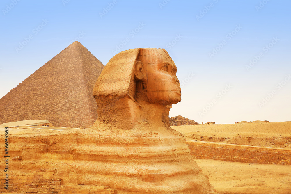 吉萨大狮身人面像和金字塔。埃及开罗