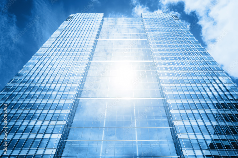 现代商业摩天大楼、高层建筑中的阳光反射，