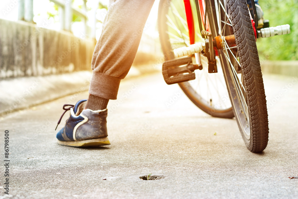 夏季街头的运动者和旧自行车，彩色和柔软，选择性聚焦轮胎自行车