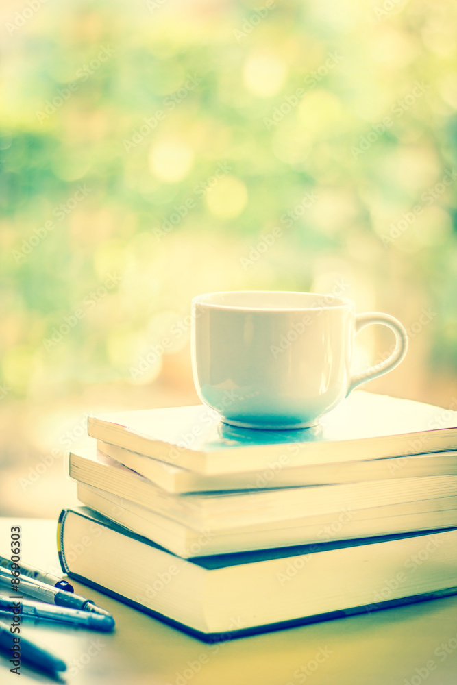 白咖啡杯和书籍堆叠的选择性焦点