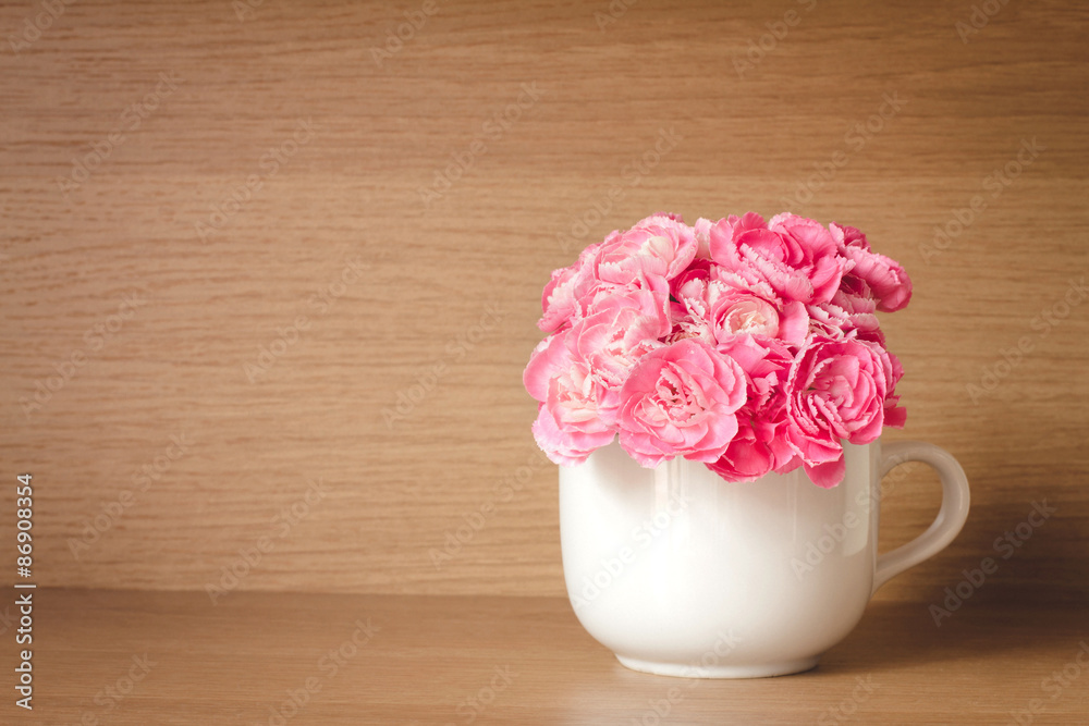 木架子背景上的鲜粉色康乃馨花