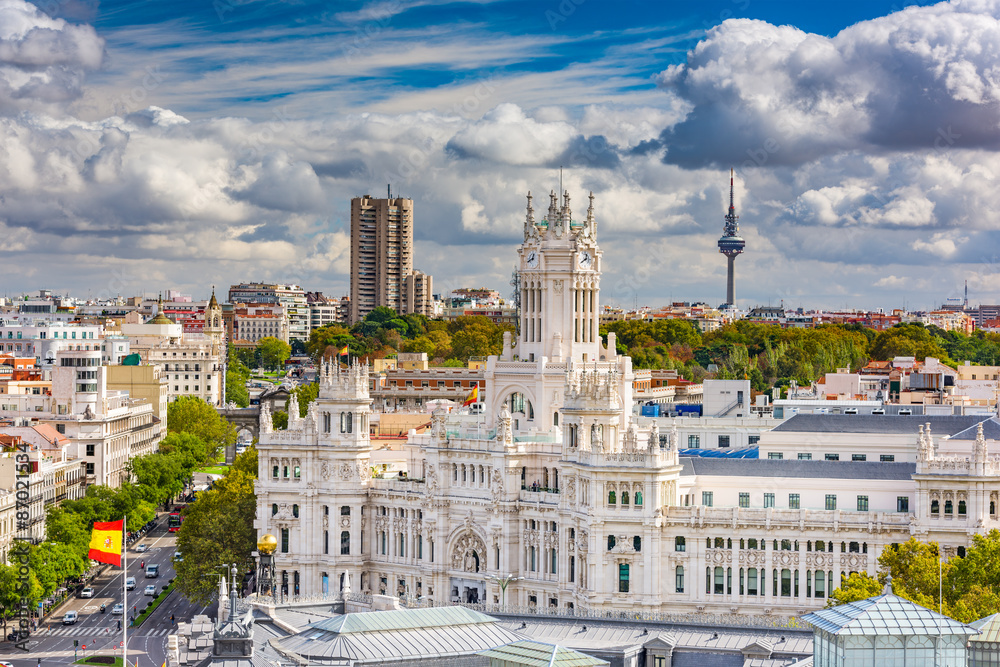 西班牙马德里，拥有通讯宫和托雷斯潘塔的城市景观。