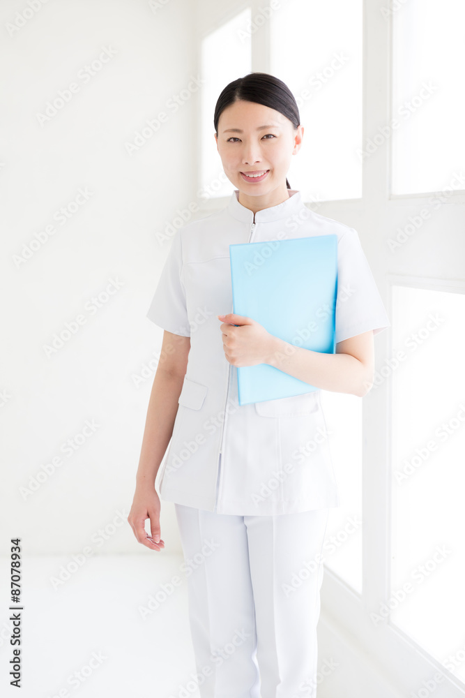 医院里的年轻亚洲护士
