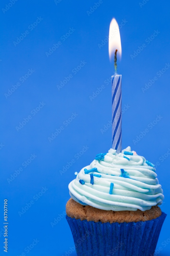 生日，纸杯蛋糕，蜡烛。