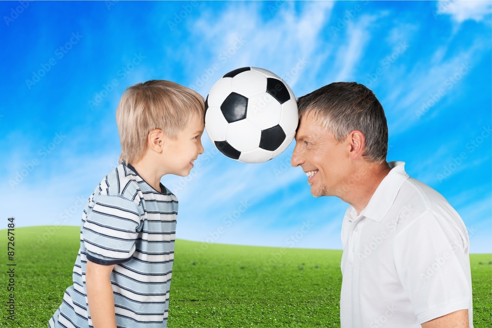 父亲，儿子，足球。