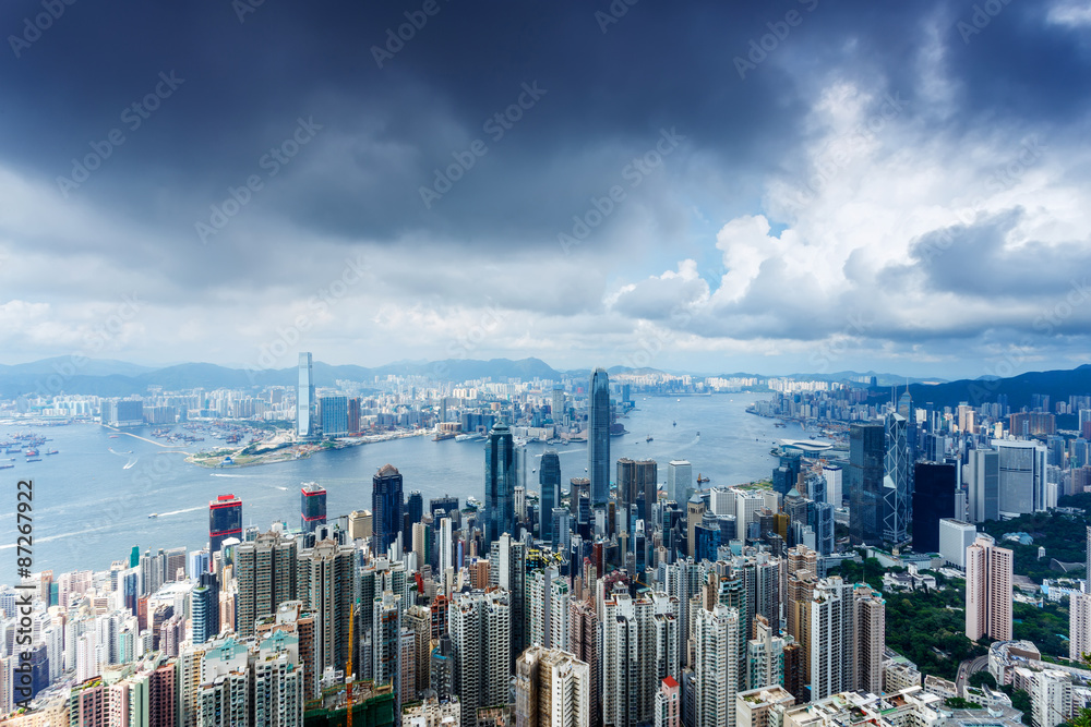 《香港天际线与城市景观的高角度视图》