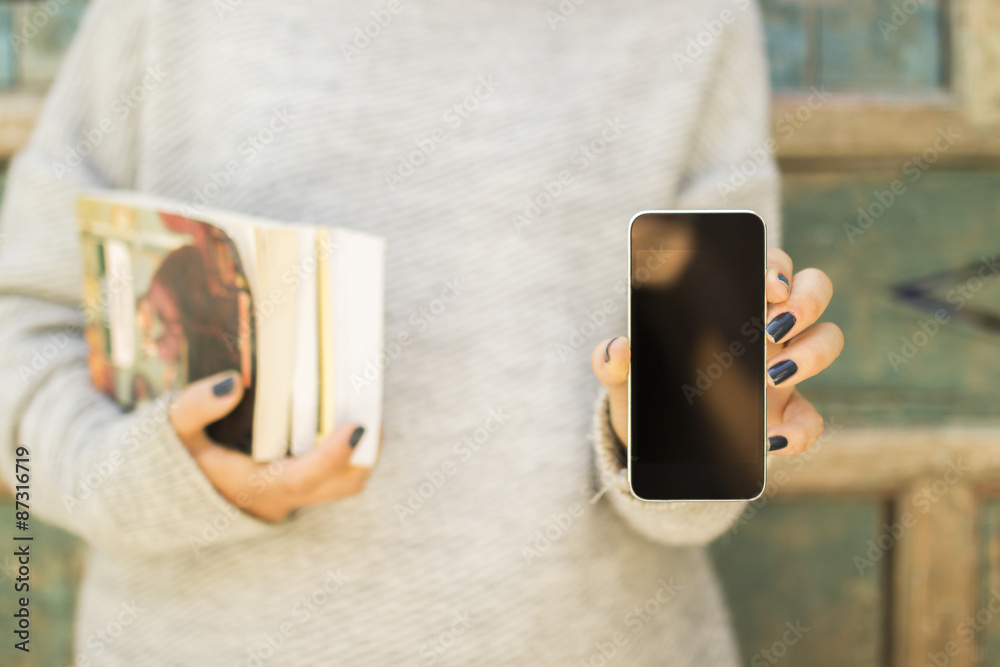 手机和书本都是空白的女孩