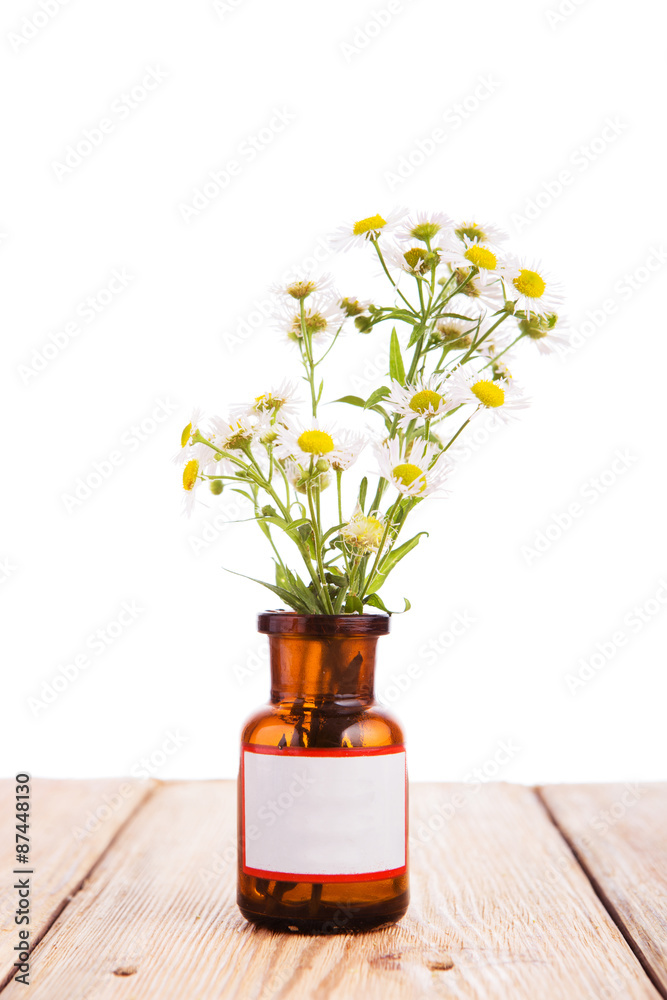 替代药物概念-木塔上有迷彩花的瓶子