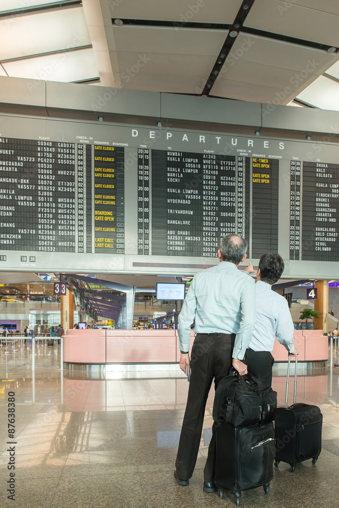 航班时刻表附近机场携带行李的商人
