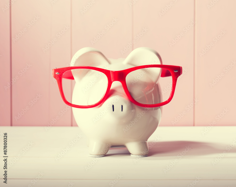 戴红色眼镜的小猪银行