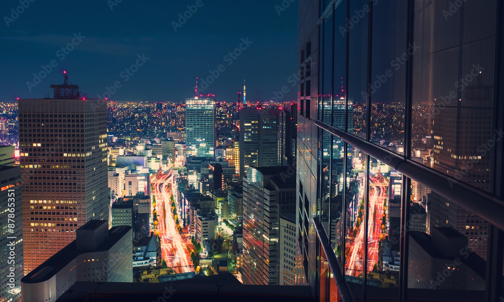 从摩天大楼俯瞰日本东京夜晚的城市景观