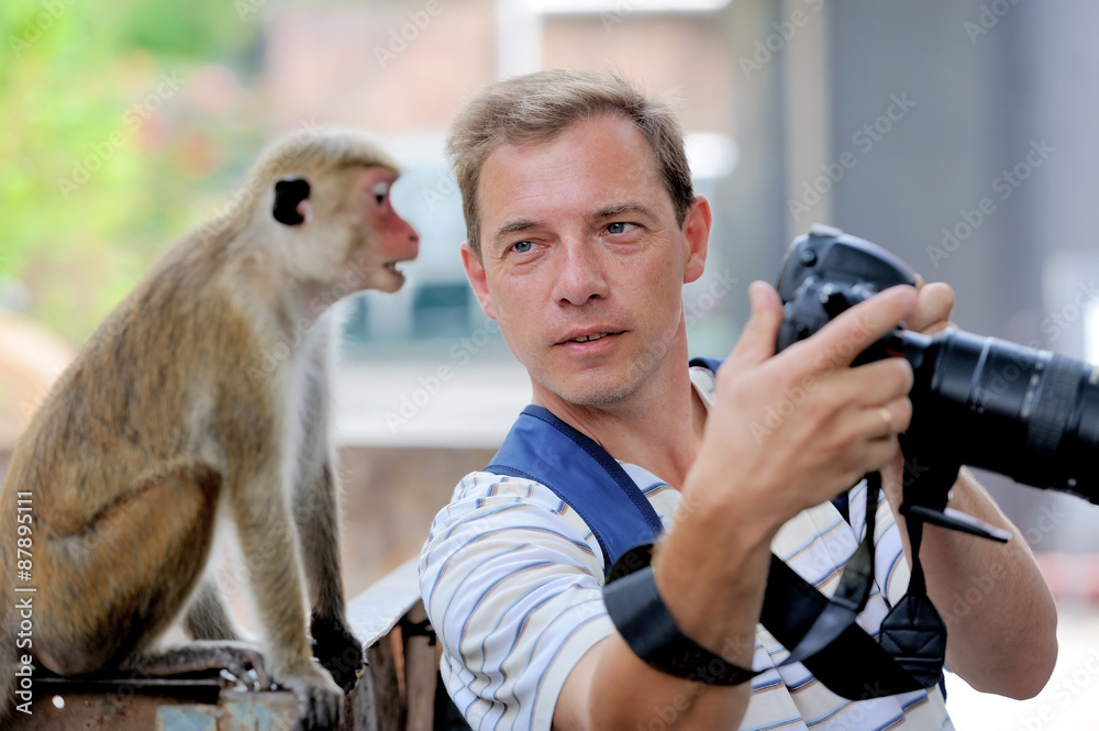 摄影师展示了一只猴子