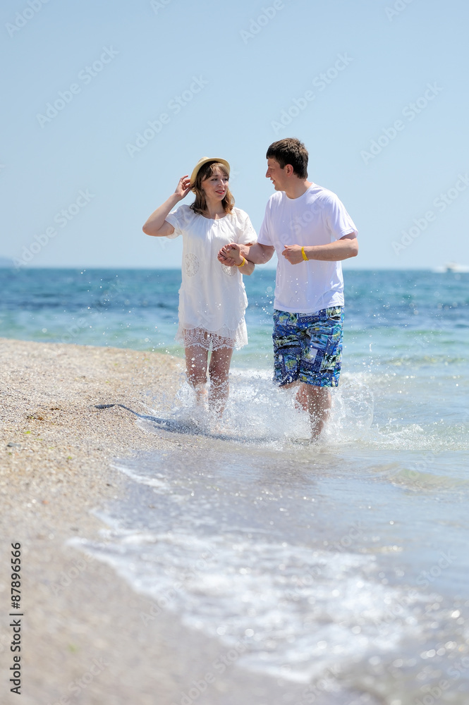 情侣在沙滩上跑步