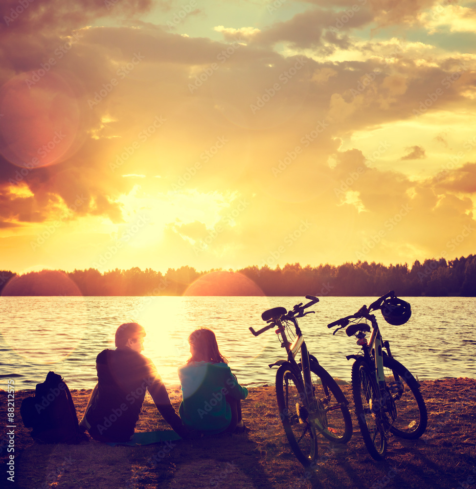 湖畔骑自行车的浪漫情侣