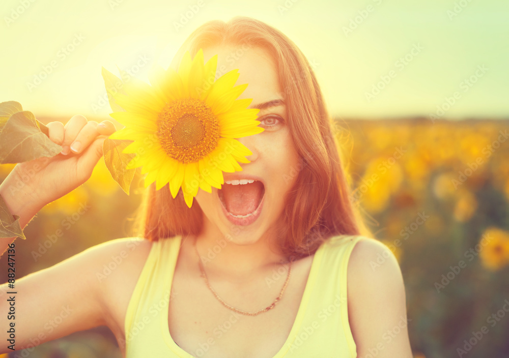 美丽快乐的少女与向日葵
