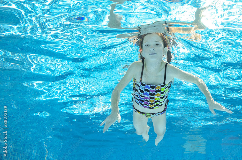 孩子在水下游泳，快乐活跃的女孩在水中玩得很开心