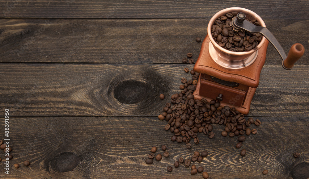 木质背景咖啡磨