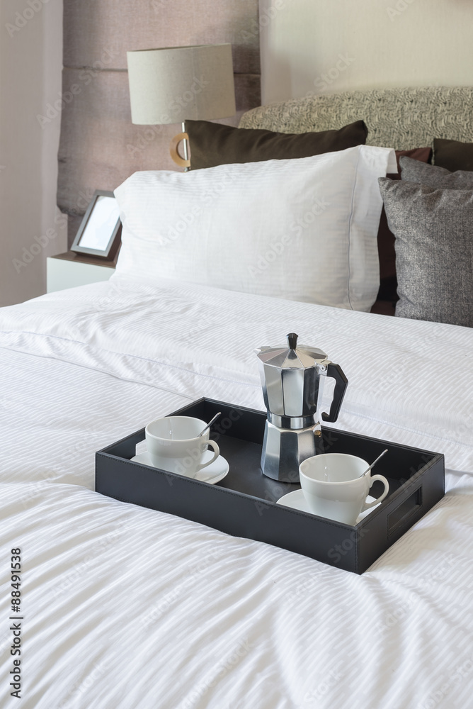 现代卧室黑色毯子上的黑色托盘咖啡杯