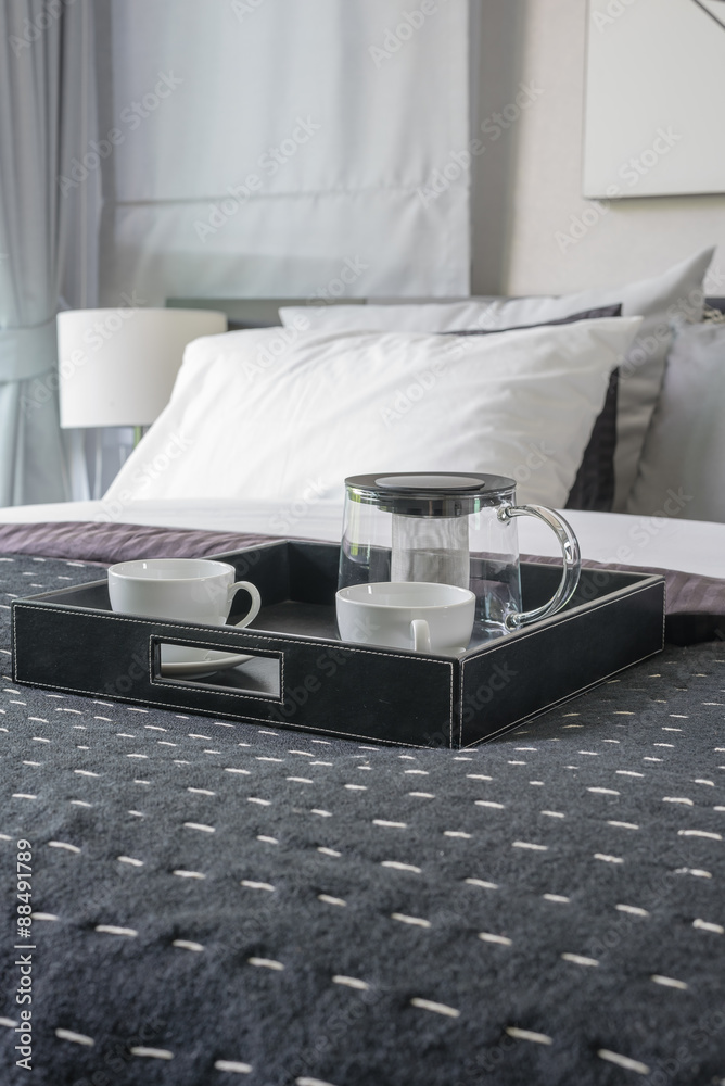 现代卧室黑色毯子上的黑色托盘咖啡杯