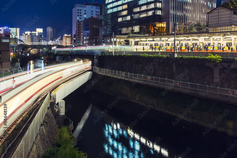 多条列车线路覆盖日本东京大清水站