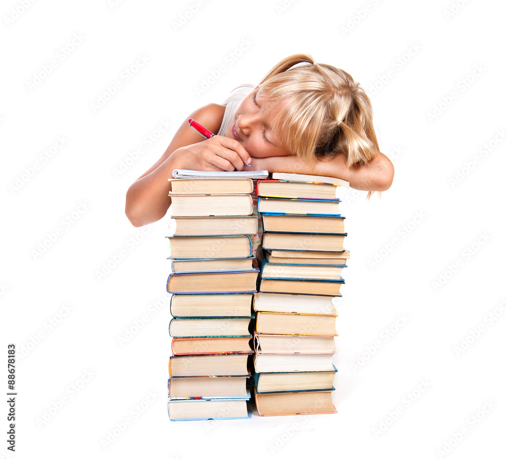 回到学校。疲惫的女学生睡在一叠书上